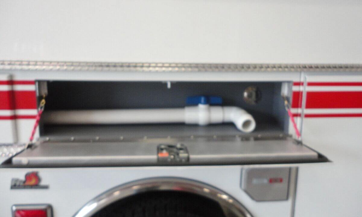 Foam tote stinger storage compartment