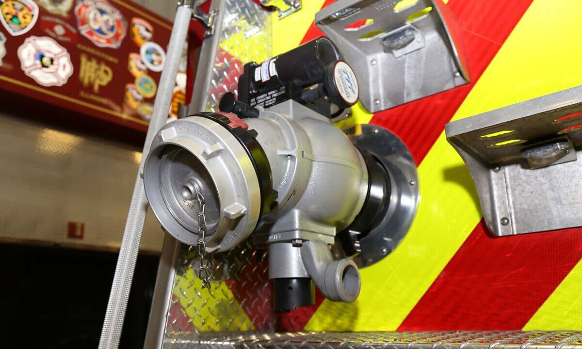 REAR INLET/OUTLET CONNECTIONS WITH REMOTE-CONTROLLED TFT JUMBO BALL VALVES WITH INTEGRAL REAR DECK GUN PLUMBING